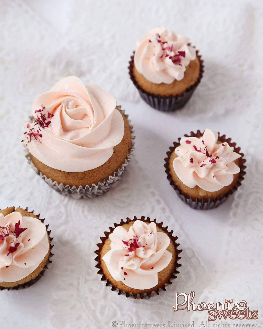Comparison of Regular and Mini Cupcake Mini Cupcake for Kid's Birthday and Baby Shower 立體 生日蛋糕 3D Cake